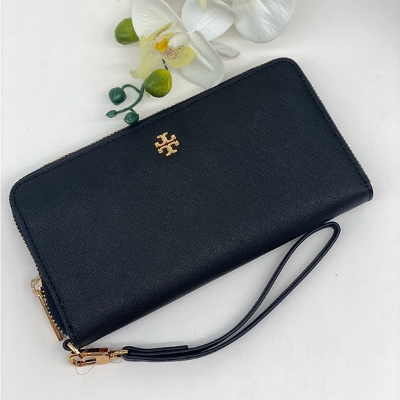 Tory Burch Emerson Large
Continental Wallet
Wristlet - Picture 3 of 14
